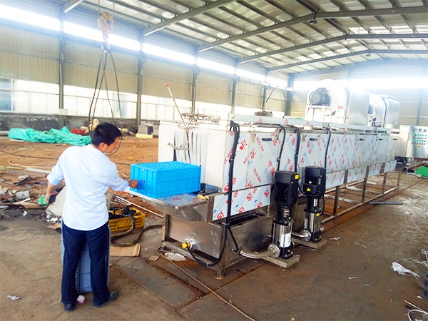 Turnover box cleaning and drying machine