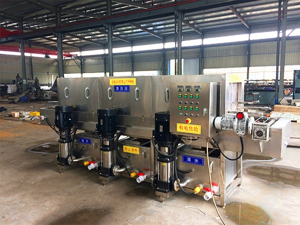 High pressure cleaning machine for turnover box